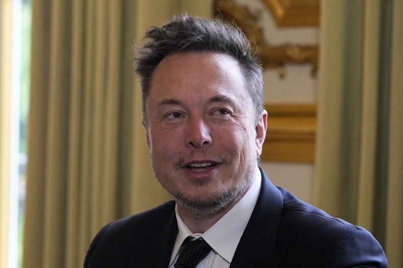 ARCHIVO - Elon Musk antes de una reunión con el presidente francés Emmanuel Macron, el 15 de mayo de 2023, en el Palacio del Eliseo en París. (AP Foto/Michel Euler, Pool/ Archivo).