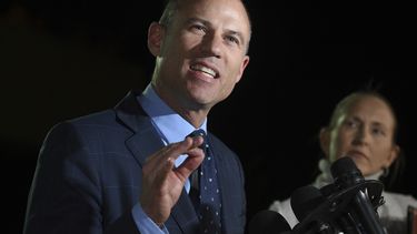 Actriz alega que Avenatti la arrastró del brazo por el piso