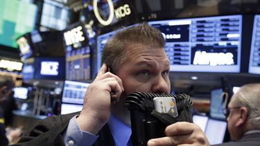 americateve | El corredor George Ettinger trabaja en el piso de la Bolsa de Valores de Nueva York el mi&eacute;rcoles 19 de febrero de 2014. (Foto AP/Richard Drew)