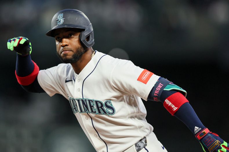 Víctor Robles, de los Marineros de Seattle, reacciona tras conectar un sencillo productor de una carrera en la séptima entrada de un partido de béisbol contra los Angelinos de Los Ángeles, el martes 30 de junio de 2026, en Seattle. (Foto AP/Kevin Ng)