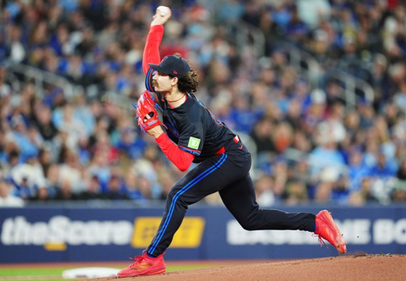 Dylan Cease, de los Azulejos de Toronto, labora en el juego ante los Angelinos de Los Ángeles, el viernes 8 de mayo de 2026 (Frank Gunn/The Canadian Press via AP)