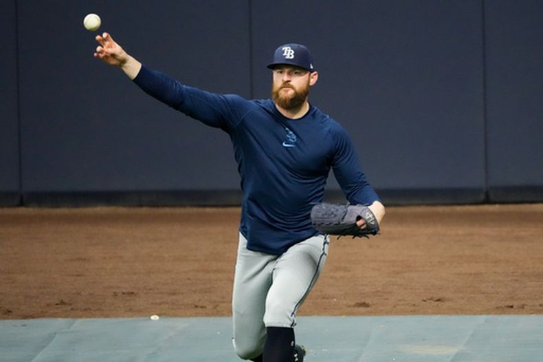 Drew Rasmussen, pitcher de los Rays de Tampa Bay, entrena durante el día de prensa de la Serie Mundial, el jueves 22 de octubre de 2026, en Milwaukee (AP Foto/David J. Phillip)