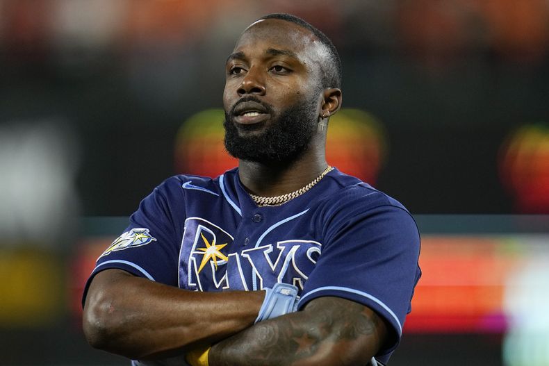 El mexicano Randy Arozarena, de los Rays de Tampa Bay, festeja luego de batear un triple productor en el duelo ante los Orioles de Baltimore, el jueves 14 de septiembre de 2023 (AP Foto/Julio Cortez)