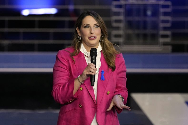 La presidente del Comité Nacional Republicano, Ronna McDaniel, antes de un debate presidencial republicano organizado por NBC News, el 8 de noviembre de 2023, en el Centro Adrienne Arsht para las Artes Escénicas del condado Miami-Dade, en Miami. (AP Foto/Rebecca Blackwell, Archivo)