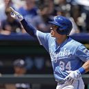 Freddy Fermín de los Reales de Kansas City celebra tras batear un jonrón solitario ante los Mellizos de Minnesota, el domingo 30 de julio de 2023, en Kansas City, Missouri. (AP Foto/Charlie Riedel)