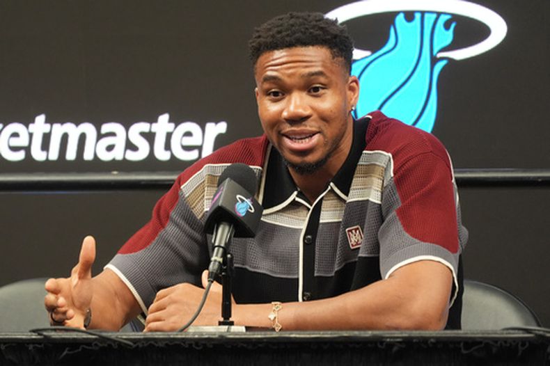 Giannis Antetokounmpo habla durante una conferencia de prensa en la que fue presentado como nuevo miembro del equipo de los Heat de Miami, el jueves 16 de julio de 2026, en Miami. (Foto AP/Marta Lavandier)