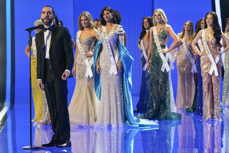 El presidente de El Salvador, Nayib Bukele, da un discurso en la 72a edición de Miss Universo en San Salvador, El Salvador, el sábado 18 de noviembre de 2023. (Foto AP/Moisés Castillo)
