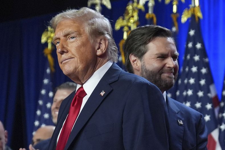 El candidato republicano a la presidencia de Estados Unidos, Donald Trump, y su compañero de fórmula, el senador de Ohio JD Vance, sobre el escenario durante una fiesta de su campaña en el Centro de Convenciones Palm Beach, el 6 de noviembre de 2024, en West Palm Beach, Florida. (AP Foto/Evan Vucci)