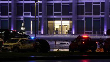 Un cadáver yace afuera del Supremo Tribunal Federal tras una explosión el miércoles 13 de noviembre de 2024, en Brasilia, Brasil. (AP Foto/Eraldo Peres)
