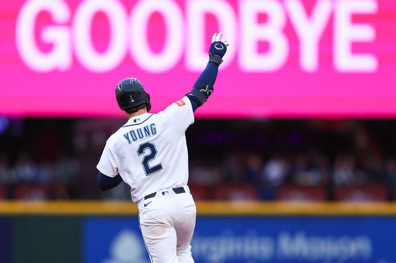Cole Young, de los Marineros de Seattle, reacciona después de batear un jonrón en la sexta entrada del juego de béisbol ante los Angelinos de Los Ángeles, el lunes 29 de junio de 2026, en Seattle. (AP Foto/Kevin Ng)