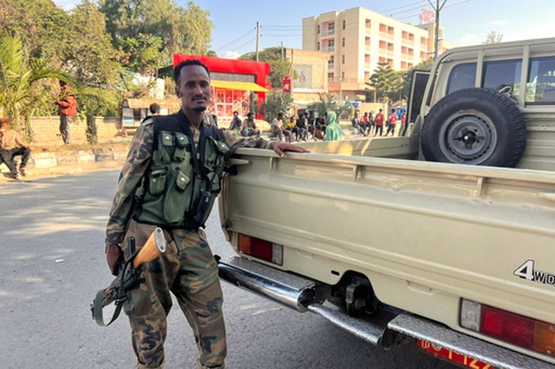 Un combatiente de las Fuerzas de Paz de Tigray, se apoya en un vehículo tras entrar en Mekelle, en la región de Tigray, Etiopía, el 4 de octubre de 2026. (AP Foto/Filmon Equar Hailu)