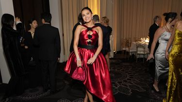 Selena Gomez llega a la 81a edición de los Globos de Oro el domingo 7 de enero de 2024, en el Hotel Beverly Hilton en Beverly Hills, California. (Foto AP/Chris Pizzello)