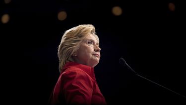 Hillary Clinton consternada por denuncia contra exasesor