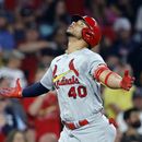 Willson Contreras de los Cardenales de San Luis celebra su jonrón solitario en la sexta entrada del juego ante los Medias Rojas de Boston el viernes 12 de mayo del 2023. (AP Foto/Michael Dwyer)