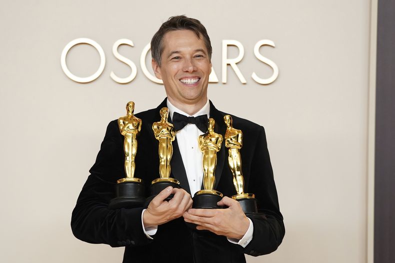 Sean Baker, ganador de los premios al mejor guion original, mejor montaje, mejor dirección y mejor película por Anora, posa en la sala de prensa de los Oscar el domingo 2 de marzo de 2025 en el Dolby Theatre de Los Ángeles. (Foto de Jordan Strauss/Invision/AP)