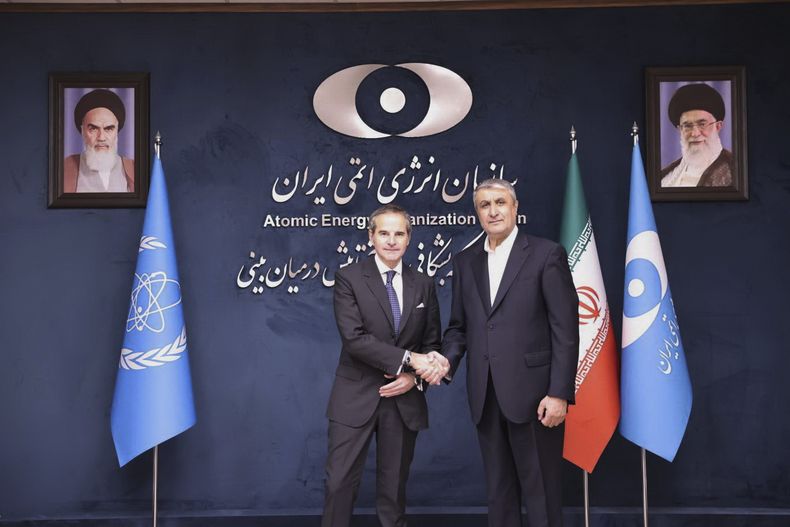 En la imagen, publicada por la Organización de Energía Atómica de Irán, el director general del Organismo Internacional de Energía Atómica (OIEA), Rafael Mariano Grossi, izquierda, saluda al director de la Organización de Energía Atómica de Irán, Mohammad Eslami, en la Organización de Energía Atómica de Irán, en Teherán, el jueves 17 de abril de 2025. (Organización de Energía Atómica de Irán vía AP)