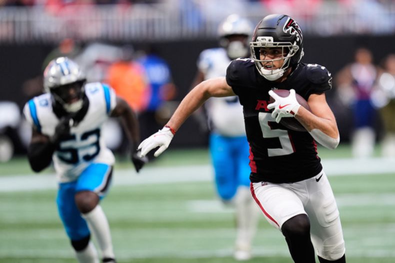 ARCHIVO - Drake London, receptor de los Falcons de Atlanta, conduce el balón en el partido del 16 de noviembre de 2025 ante los Panthers de Carolina (AP Foto/Mike Stewart, archivo)