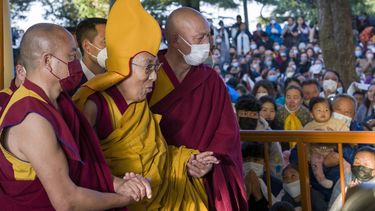 el dalai lama se disculpa; video lo muestra besando a nino