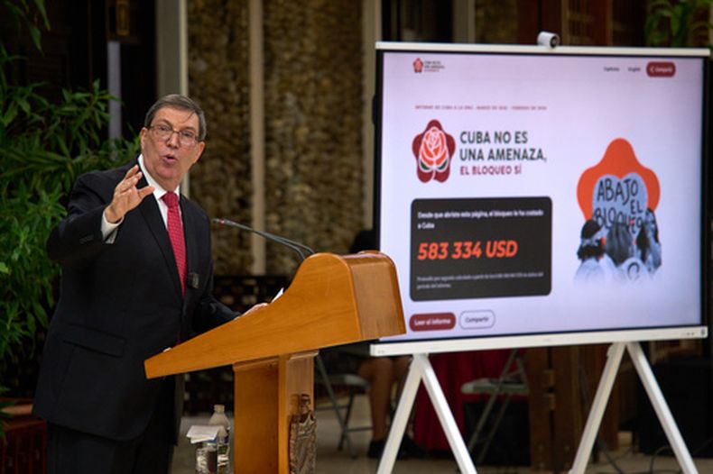 El ministro de Asuntos Exteriores de Cuba, Bruno Rodríguez, ofrece una rueda de prensa sobre el embargo estadounidense en La Habana, el miércoles 21 de octubre de 2026. (Foto AP/Ramón Espinosa)