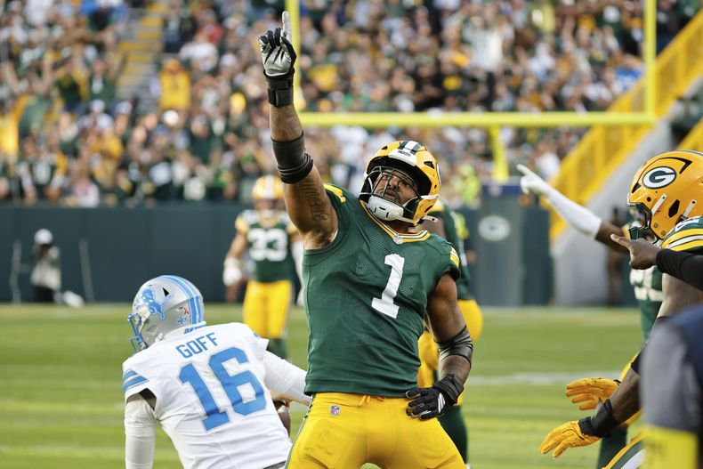 Micah Parsons (1), de los Packers de Green Bay, celebra después de capturar a Jared Goff (16), quarterback de los Lions de Detroit, durante la segunda mitad del juego de la NFL, el domingo 7 de eptiembre de 2025, en Green Bay, Wisconsin. (AP Foto/Mike Roemer)