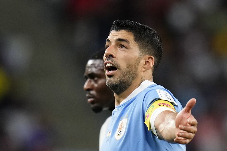ARCHIVO - Foto del 2 de diciembre del 2022, el uruguayo Luis Suárez reacciona durante el encuentro ante Ghana en la Copa Mundial de Qatar. El viernes 22 de diciembre del 2023, Luis Suárez firma con el Inter Miami. (AP Foto/Manu Fernandez)