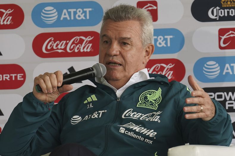 Javier Aguirre, técnico de la selección mexicana, habla en conferencia de prensa el jueves 1 de agosto de 2024 (AP Foto/Marco Ugarte)