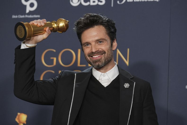 Sebastian Stan posa en la sala de prensa con el premio a la mejor actor de una película musical o comedia por A Different Man durante la 82ª edición de los Globos de Oro el domingo 5 de enero de 2025 en el Beverly Hilton de Beverly Hills, California. (Foto AP/Chris Pizzello)