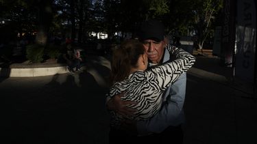 Personas jubiladas bailan en la plaza de Obregón en Culiacán, en el estado de Sinaloa, México, el jueves 27 de febrero de 2025. (AP Foto/Fernando Llano)
