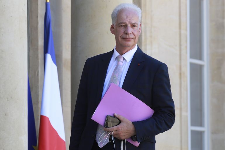 Dimite viceministro en Francia por declaración incompleta