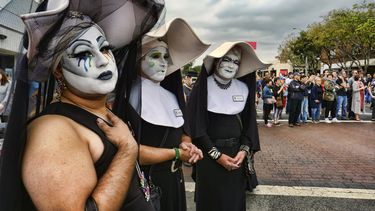 Archivo - Tres integrantes del grupo Sisters of Perpetual Indulgence (Hermanas de la Indulgencia Perpetua) asisten a un desfile del orgullo gay en West Hollywood, California, el 12 de junio de 2016. (AP Foto/Richard Vogel, Archivo)