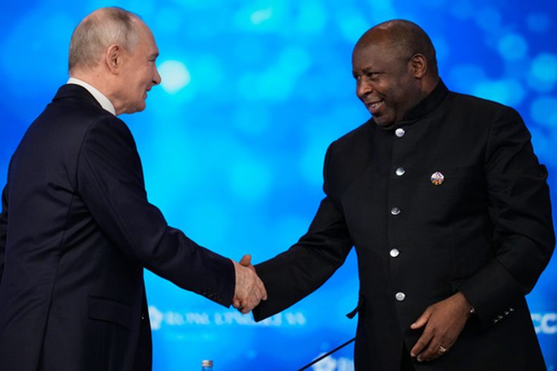El presidente ruso Vladímir Putin (izq) saluda al presidente de Burundi Evariste Ndayishimiye en Moscú, el 28 de octubre del 2026. (AP foto/Pavel Bednyakov)