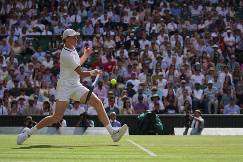 Jannik Sinner, de Italia, devuelve la pelota a Novak Djokovic, de Serbia, en su partido de semifinales de individuales masculinos en el Campeonato de Tenis de Wimbledon, en Londres, el viernes 10 de julio de 2026. (Foto AP/Brian Inganga)