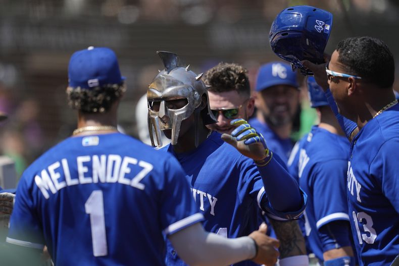 El cubano Dairon Blanco, de los Reales de kansas City, festeja con una máscara luego de conectar un jonrón en el juego del miércoles 23 de agosto de 2023, ante los Atléticos de Oakland (AP Foto/Jeff Chiu)