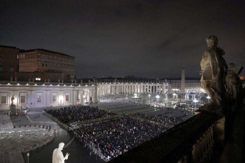 Fieles asisten al rezo del rosario por la salud del papa Francisco, en la Plaza de San Pedro del Vaticano, el 24 de febrero de 2025. (AP Foto/Kirsty Wigglesworth)