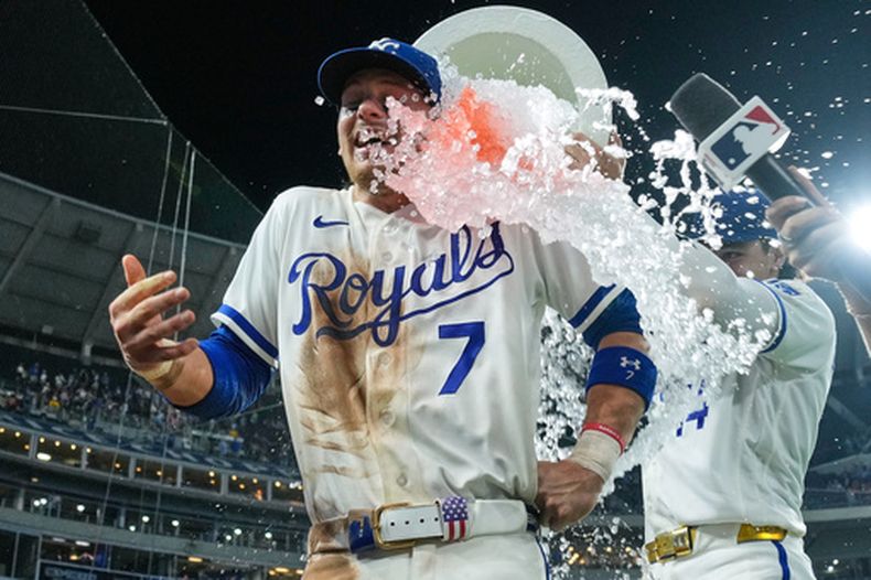 Bobby Witt Jr., de los Reales de Kansas City, es empapado con la hielera por Jac Caglianone, tras la victoria sobre los Mellizos de Minnesota, el martes 4 de agosto de 2026 (AP Foto/Charlie Riedel)