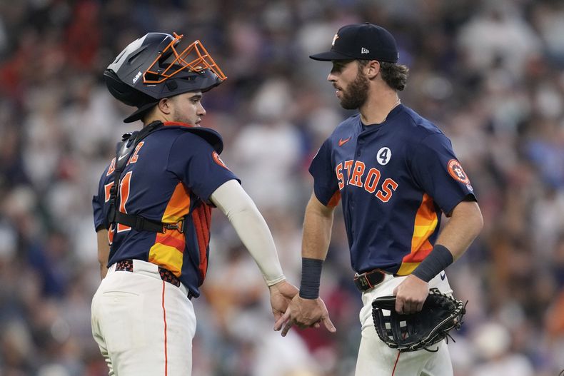 El receptor de los Astros de Houston, Yainer Díaz, a la izquierda, y el jardinero central Jacob Melton celebran después de ganar un juego contra los Rays de Tampa Bay en Houston, el domingo 1 de junio de 2025. (Foto AP/Ashley Landis)