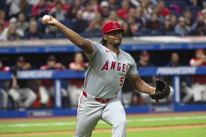 El dominicano José Soriano, abridor de los Angelinos de Los Ángeles, lanza en el juego del viernes 3 de mayo de 2024 ante los Guardianes de Cleveland (AP Foto/Phil Long)