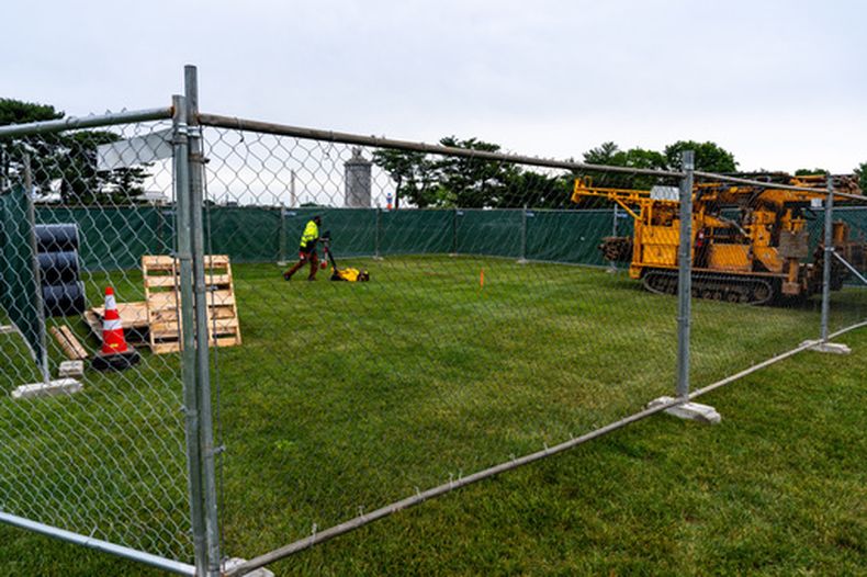 Trabajadores realizan estudios el lunes 11 de mayo de 2026 en el Memorial Circle, en Washington, donde el presidente de EEUU, Donald Trump, ha propuesto construir un arco para conmemorar el 250mo aniversario de Estados Unidos. (AP Foto/Alex Brandon)