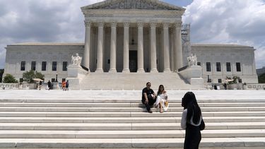 Visitantes se toman fotografías frente a la Corte Suprema de Estados Unidos el martes 18 de junio de 2024, en Washington. (AP Foto/José Luis Magaña)
