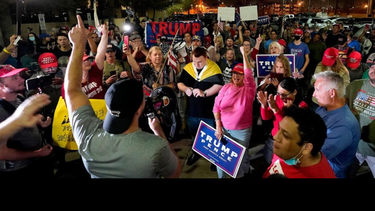 simpatizantes de trump rodean un centro de recuento en arizona al grito de ¡contad los votos!