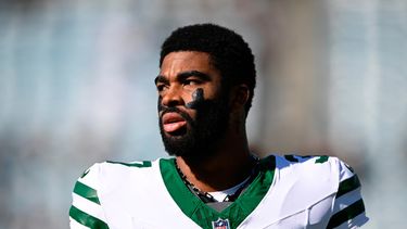 ARCHIVO - El esquinero de los Jets de Nueva York, QwanTez Stiggers, calienta antes de un partido de fútbol americano de la NFL contra los Jaguars de Jacksonville, en Jacksonville, Florida, el 14 de diciembre de 2025. (Foto AP/Phelan M. Ebenhack, Archivo)