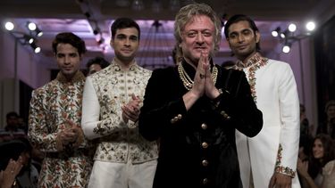 El diseñador de modas Rohit Bal en un desfile de modas en Nueva Delhi el 24 de julio del 2016. (AP foto/Tsering Topgyal)