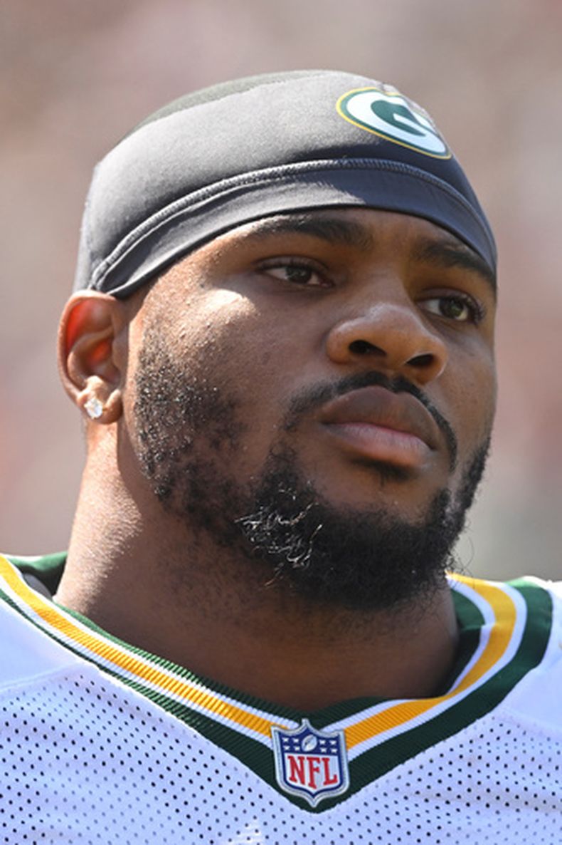 Micah Parsons, linebacker de los Packers de Green Bay, mira desde la banda el partido ante los Browns de Cleveland, el domingo 21 de septiembre de 2026 (AP Foto/David Richard)