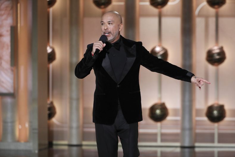 En esta imagen proporcionada por CBS, el maesdtro de ceremonias Jo Koy en la 81a edición de los Globos de Oro el domingo 7 de enero de 2024, en el Hotel Beverly Hilton en Beverly Hills, California. (Sonja Flemming/CBS via AP)