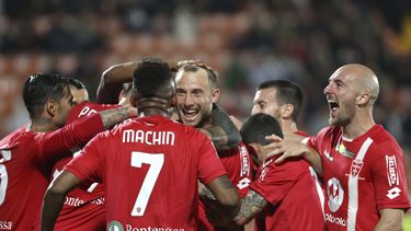 Los jugadores del Monza festejan un tanto del brasileño Carlos Augusto (centro) en un partido de la Serie A frente al Spezzia, el viernes 28 de abril de 2023 (Tano Pecoraro/LaPresse via AP)