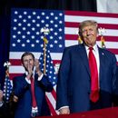 El precandidato presidencial republicano y expresidente Donald Trump en un evento posterior a los caucus de Iowa, el lunes 15 de enero de 2024, en Des Moines. En la fotografía también aparece Eric Trump, a la izquierda. (AP Foto/Andrew Harnik)