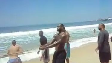 americateve | La estrella de Cleveland Cavaliers se despidió de Río de Janeiro con un entrenamiento sorpresa ante miles de bañistas de una de las playas más famosas del mundo