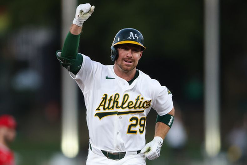 Donovan Walton, de los Atléticos, celebra mientras corre las bases después de batear un cuadrangular de tres carreras durante la primera entrada del juego de béisbol frente a los Angelinos de Los Ángeles, el miércoles 23 de septiembre de 2026, in West Sacramento, California. (AP Foto/Scott Marshall)