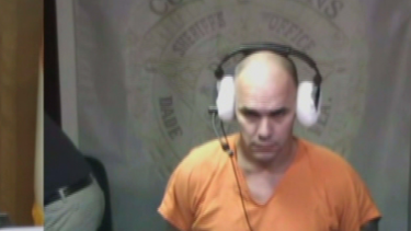 comparece en corte un hombre acusado de golpear a su mujer en el suroeste de miami
