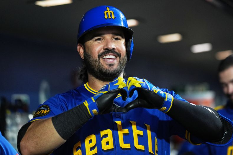 El venezolano Eugenio Suárez, de los Marineros de Seattle, festeja en la cueva luego de sacudir un jonrón de dos carreras ante los Rockies de Colorado, el jueves 25 de septiembre de 2025 (AP Foto/Ryan Sun)